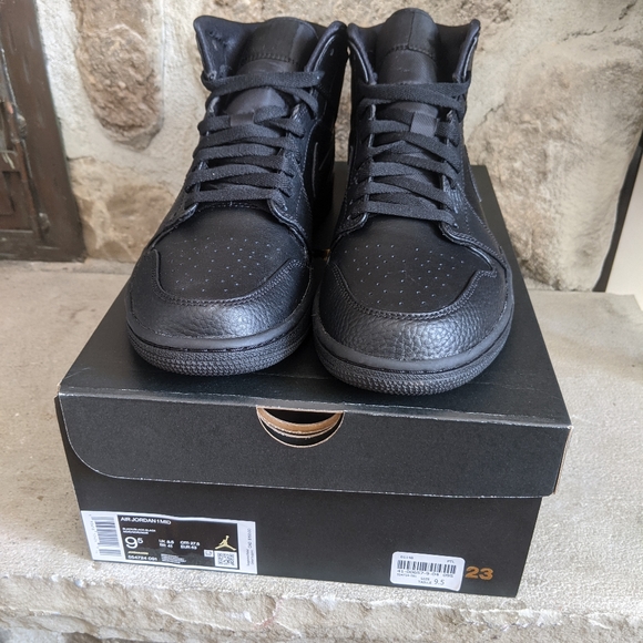 Jordan 1 mid triple black - Picture 2 of 6